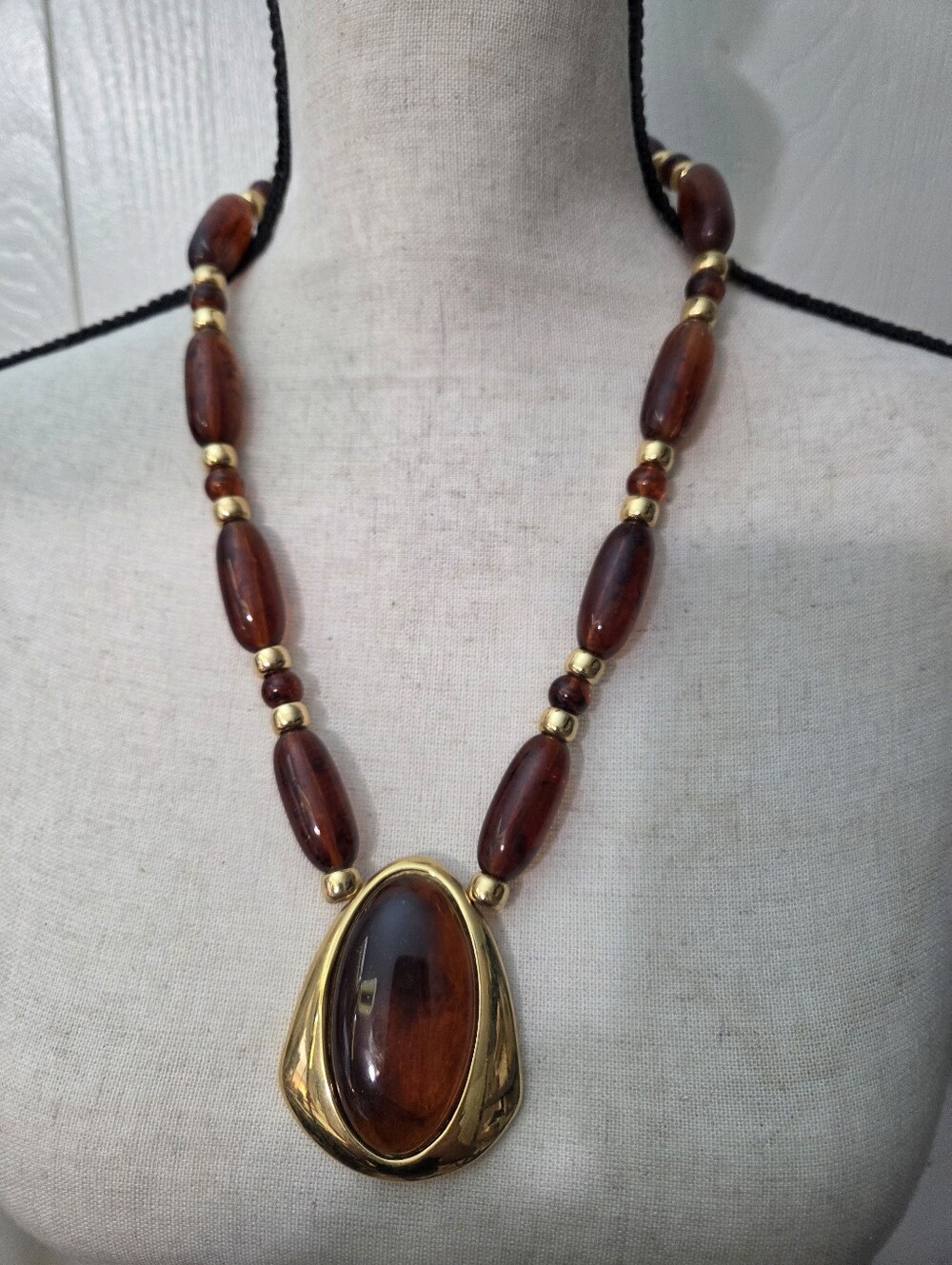 vtg napier GoldTone Amber acrylic Pendant Necklace brown Beaded Womens Jewelry